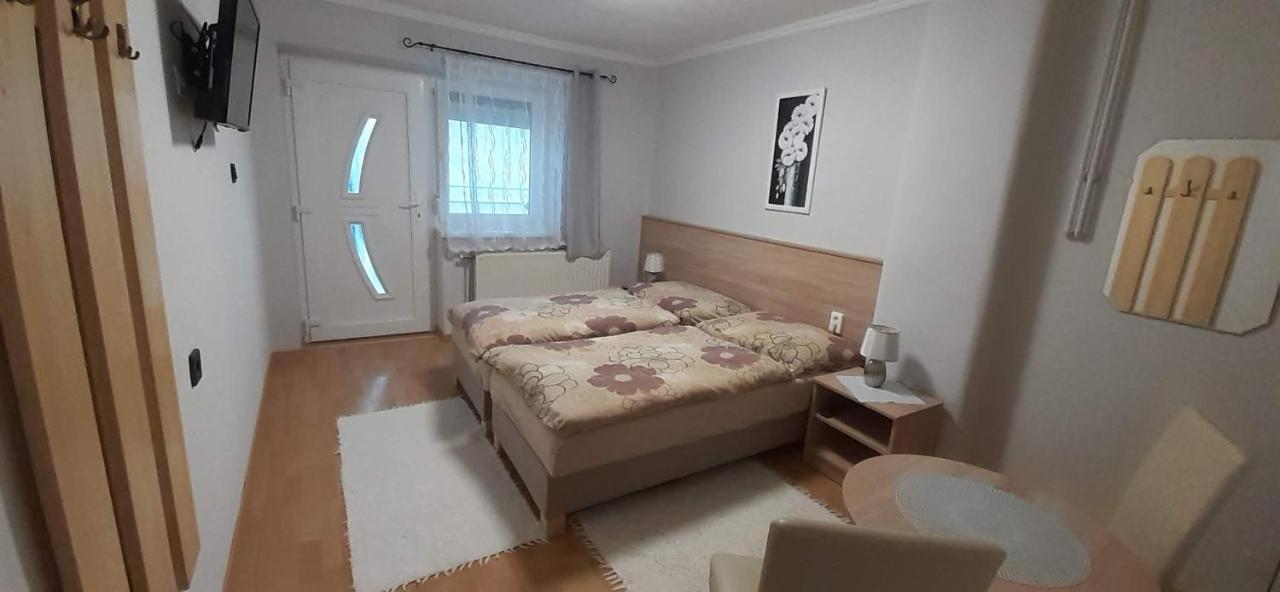 Hajnalka Vendeghaz Hotel บุค ภายนอก รูปภาพ