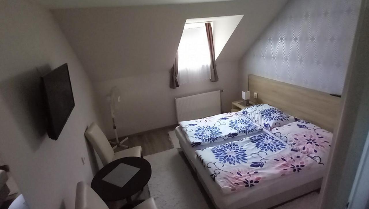 Hajnalka Vendeghaz Hotel บุค ภายนอก รูปภาพ