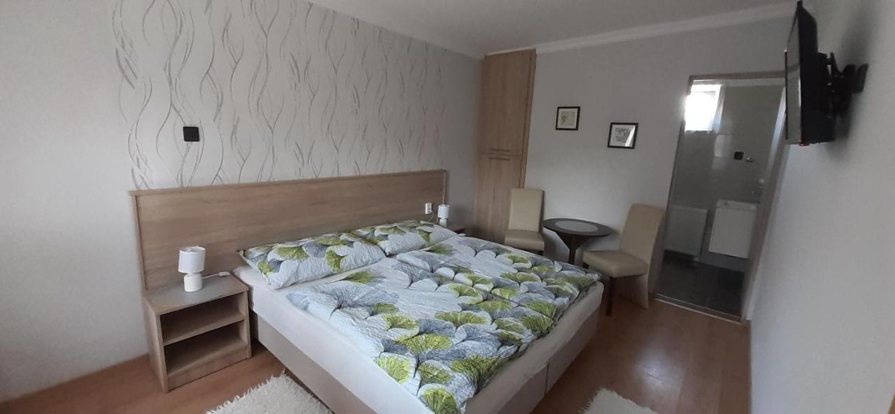 Hajnalka Vendeghaz Hotel บุค ภายนอก รูปภาพ