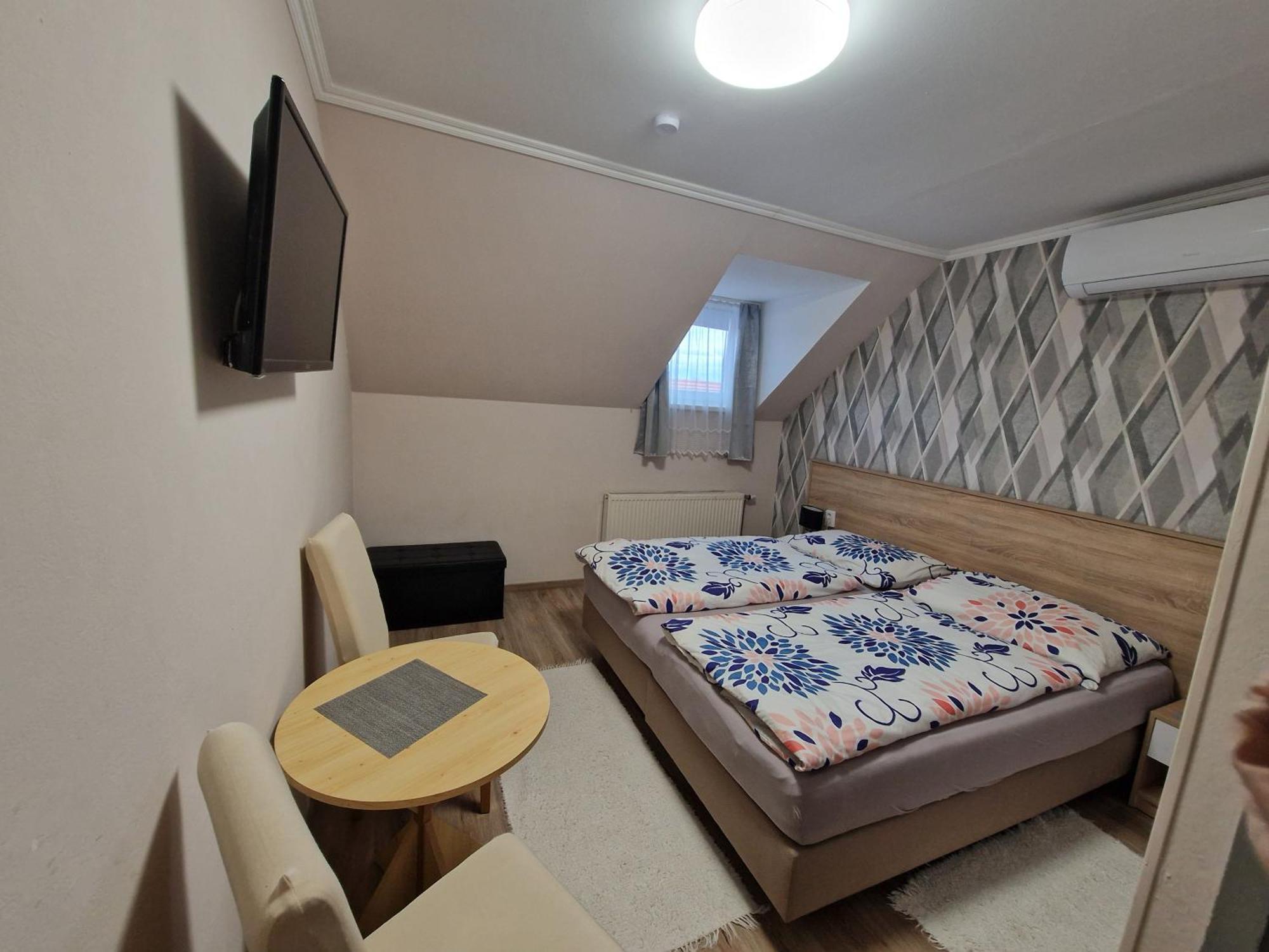 Hajnalka Vendeghaz Hotel บุค ภายนอก รูปภาพ