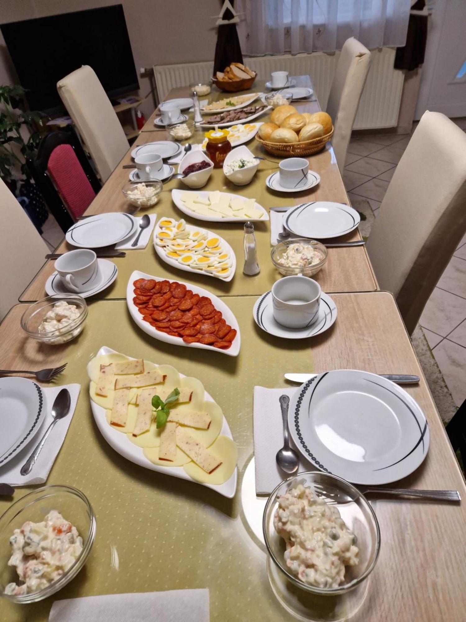 Hajnalka Vendeghaz Hotel บุค ภายนอก รูปภาพ