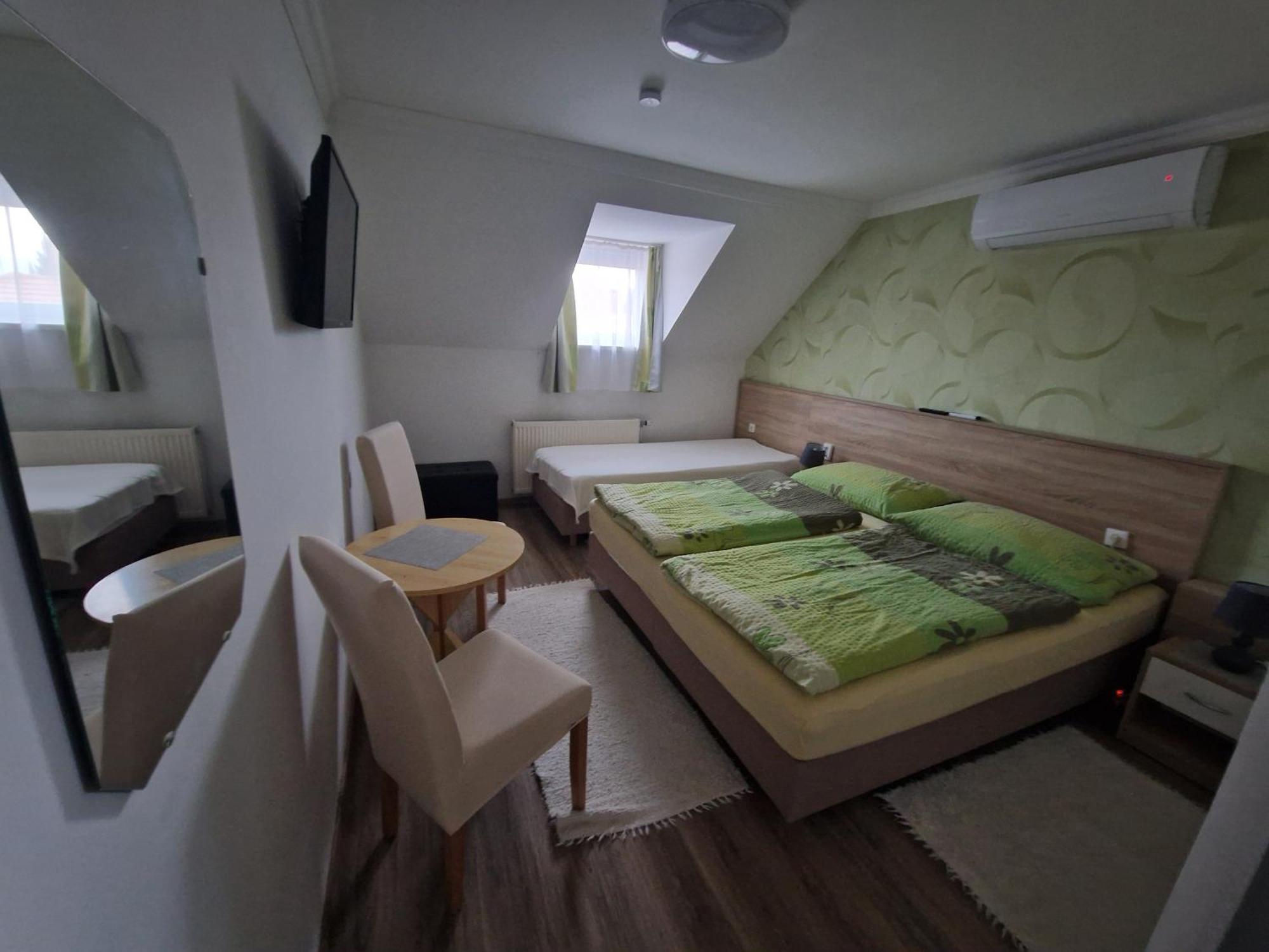Hajnalka Vendeghaz Hotel บุค ภายนอก รูปภาพ