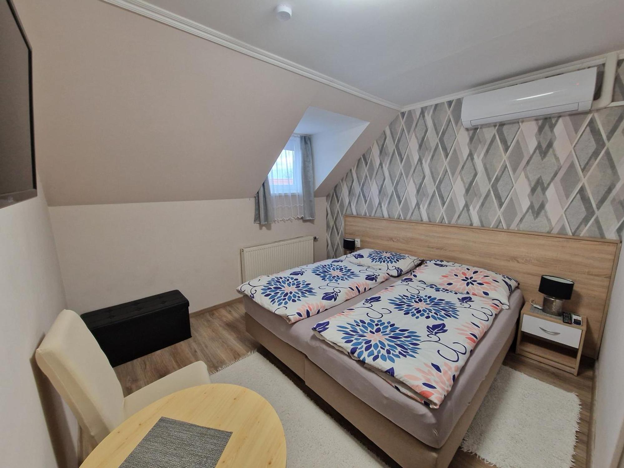 Hajnalka Vendeghaz Hotel บุค ภายนอก รูปภาพ