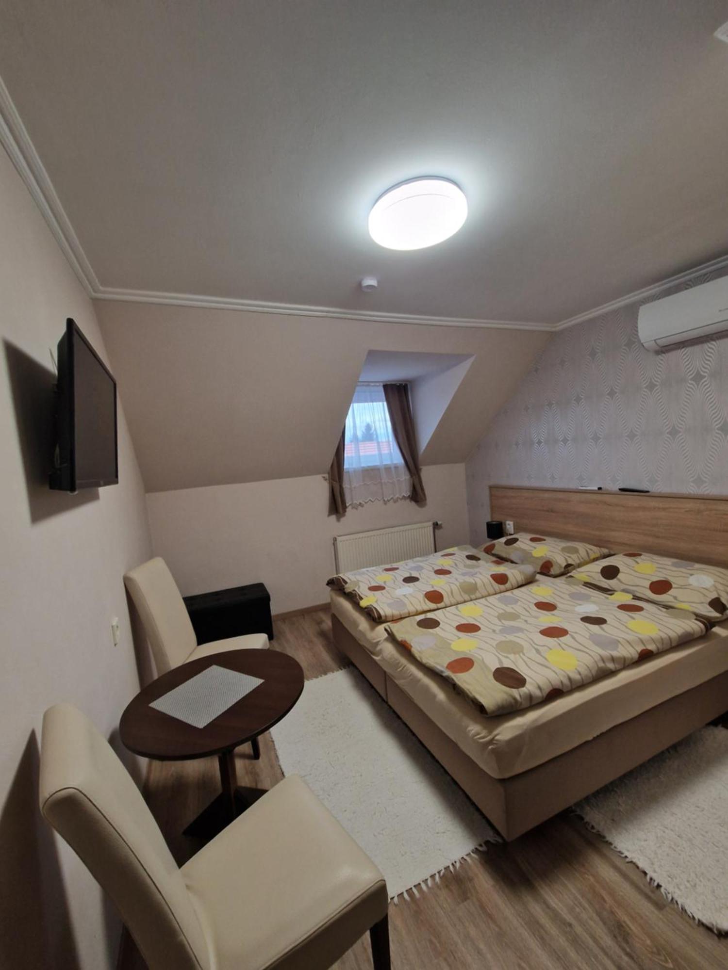 Hajnalka Vendeghaz Hotel บุค ภายนอก รูปภาพ