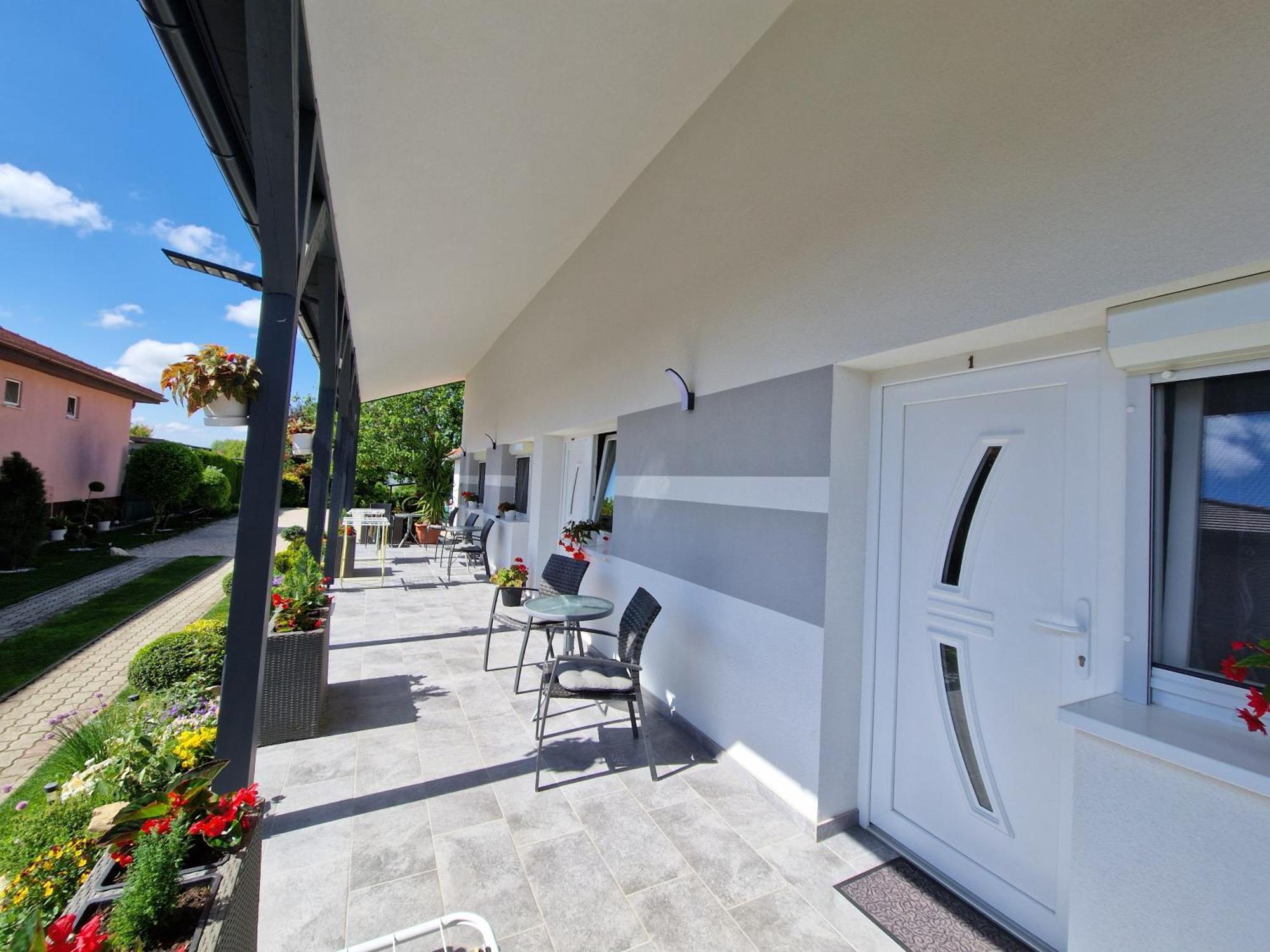 Hajnalka Vendeghaz Hotel บุค ภายนอก รูปภาพ