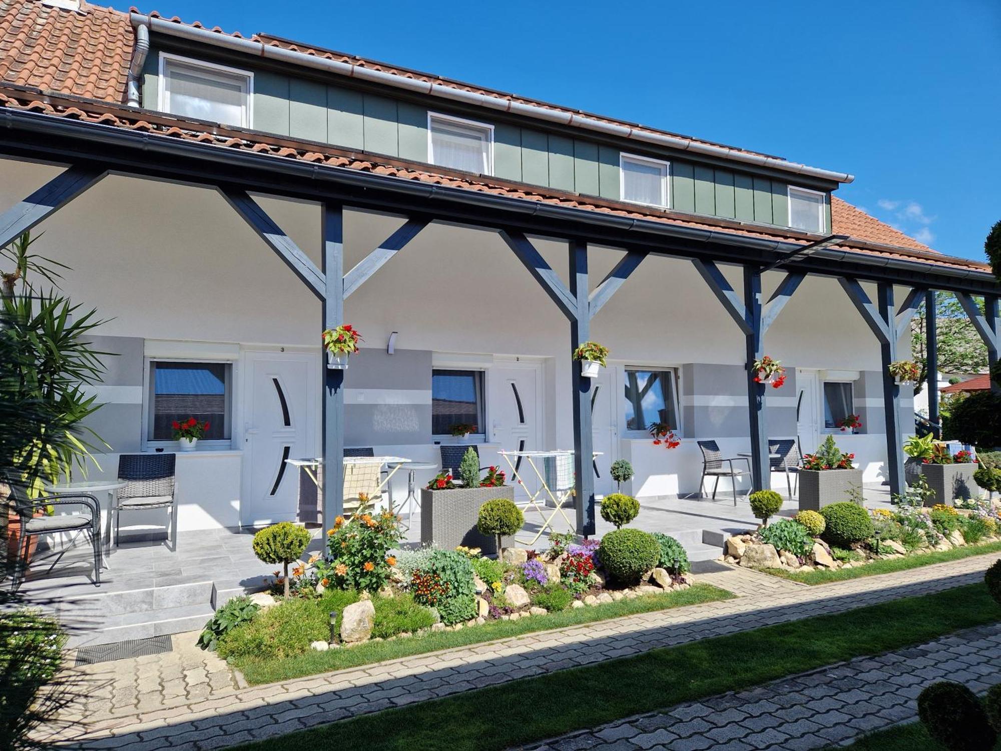 Hajnalka Vendeghaz Hotel บุค ภายนอก รูปภาพ