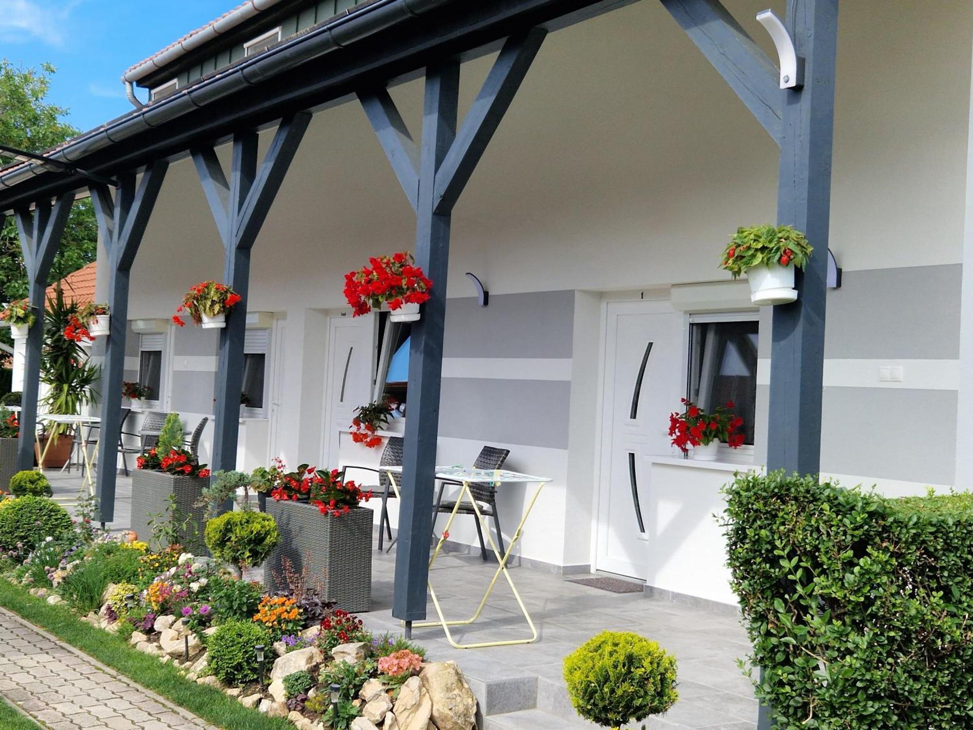 Hajnalka Vendeghaz Hotel บุค ภายนอก รูปภาพ