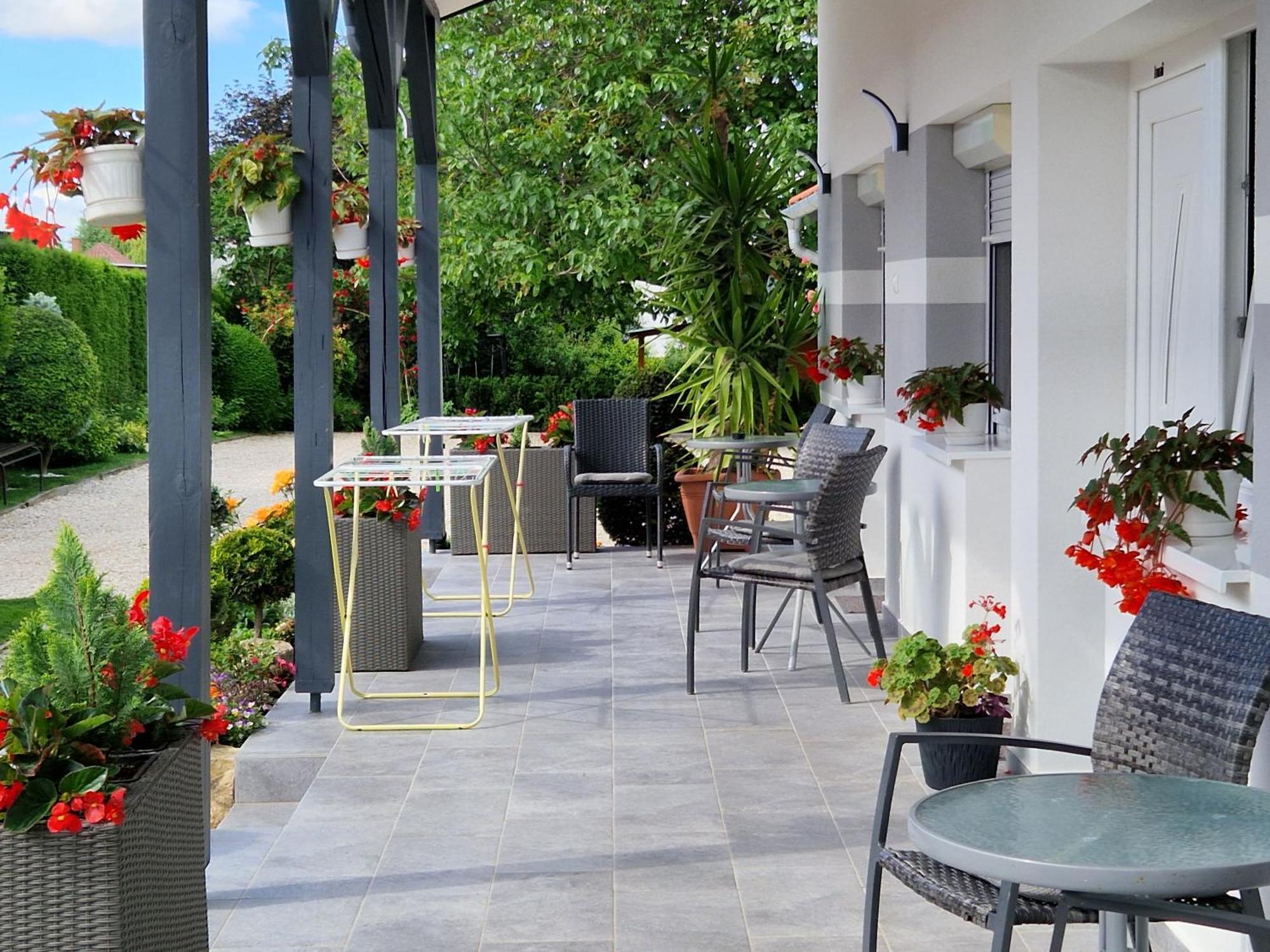 Hajnalka Vendeghaz Hotel บุค ภายนอก รูปภาพ