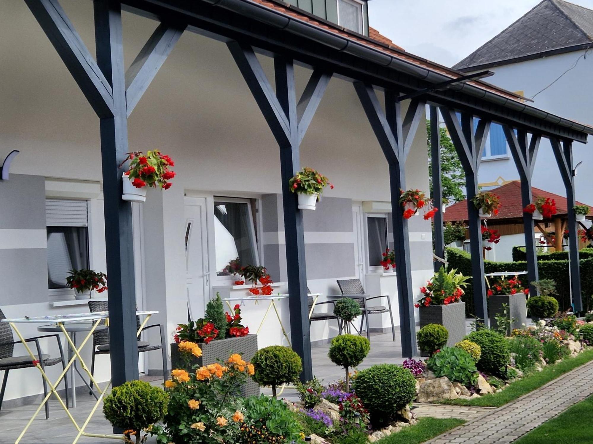 Hajnalka Vendeghaz Hotel บุค ภายนอก รูปภาพ