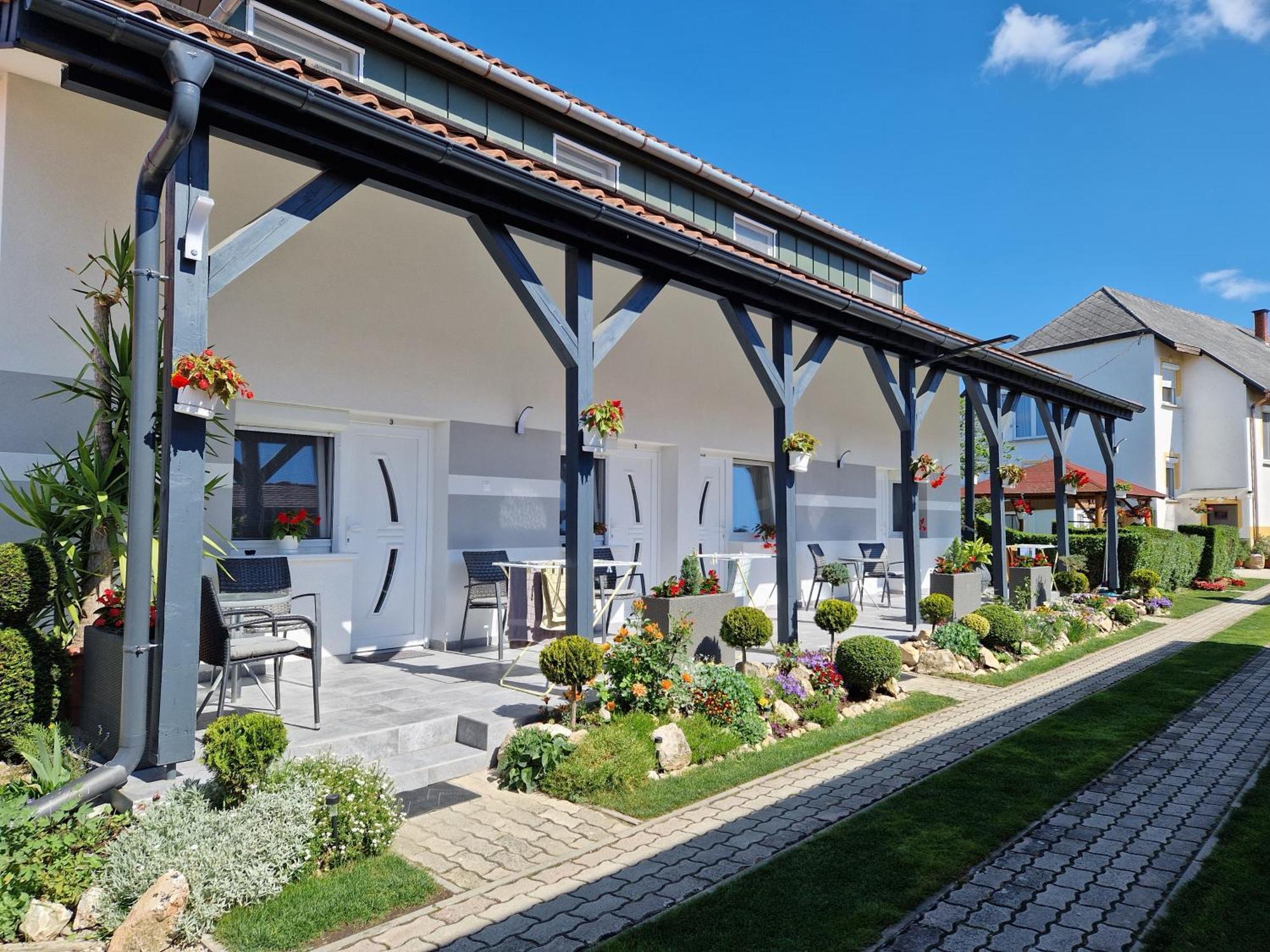 Hajnalka Vendeghaz Hotel บุค ภายนอก รูปภาพ