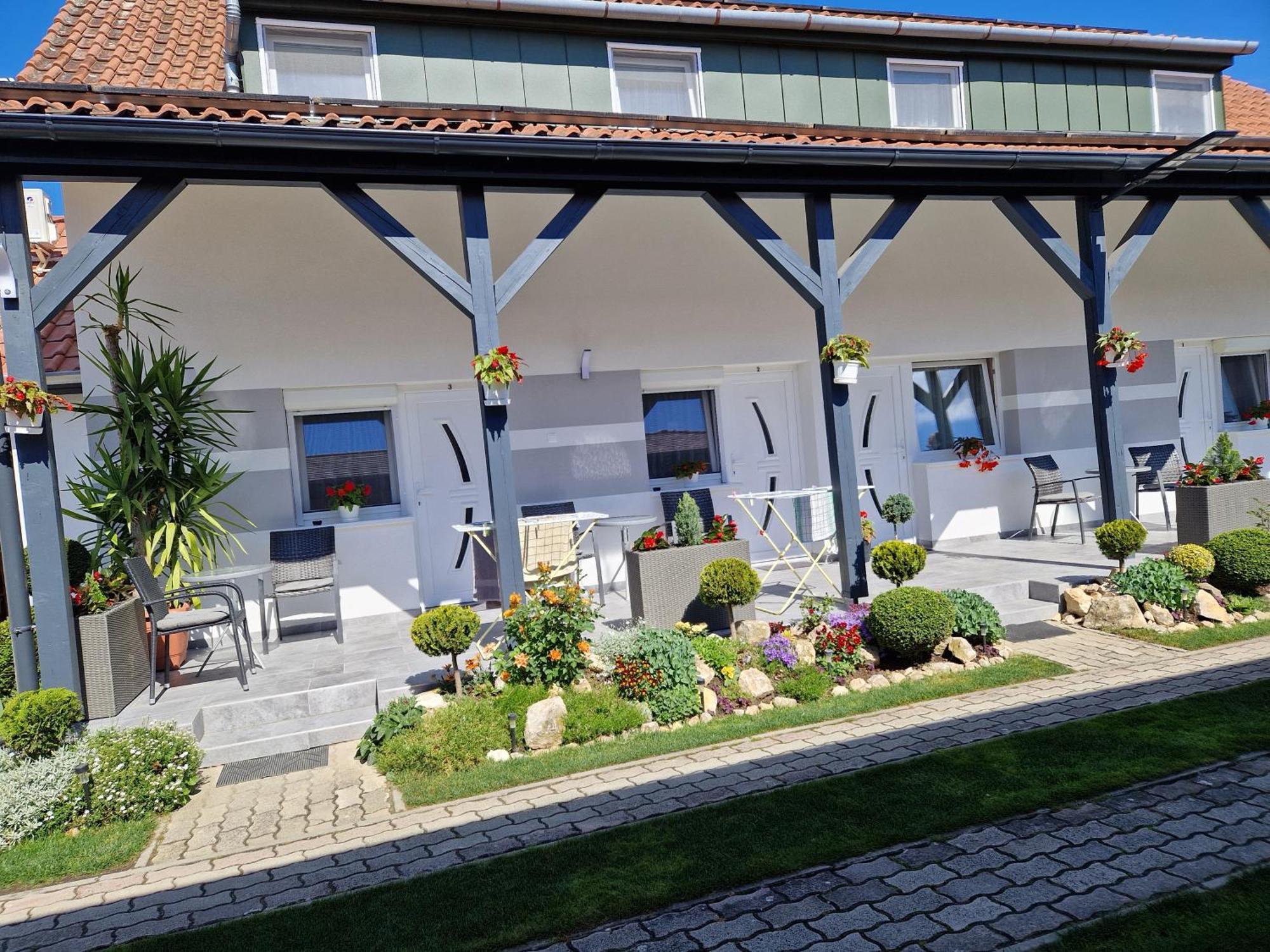 Hajnalka Vendeghaz Hotel บุค ภายนอก รูปภาพ
